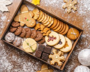 Julekasse (R$ 120), uma caixa de madeira contendo doces e biscoitos ao modo Scandinavian Gift. O presente reúne gingerbreads, biscoito de manteiga, mini brownies, cookies de chocolate, biscoito de manjericão e biscoito com geleia de frutas.