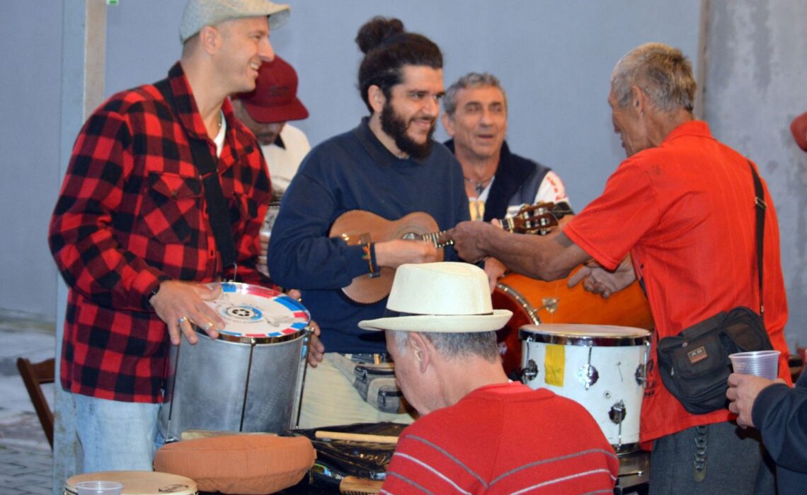 Novo projeto cultural leva roda de samba raiz para dentro de cervejaria em Curitiba